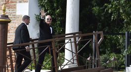 Miliardár Jeff Bezos zdraví fotografov. 