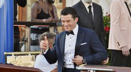 Orlando Bloom odchádza z hotela. 
