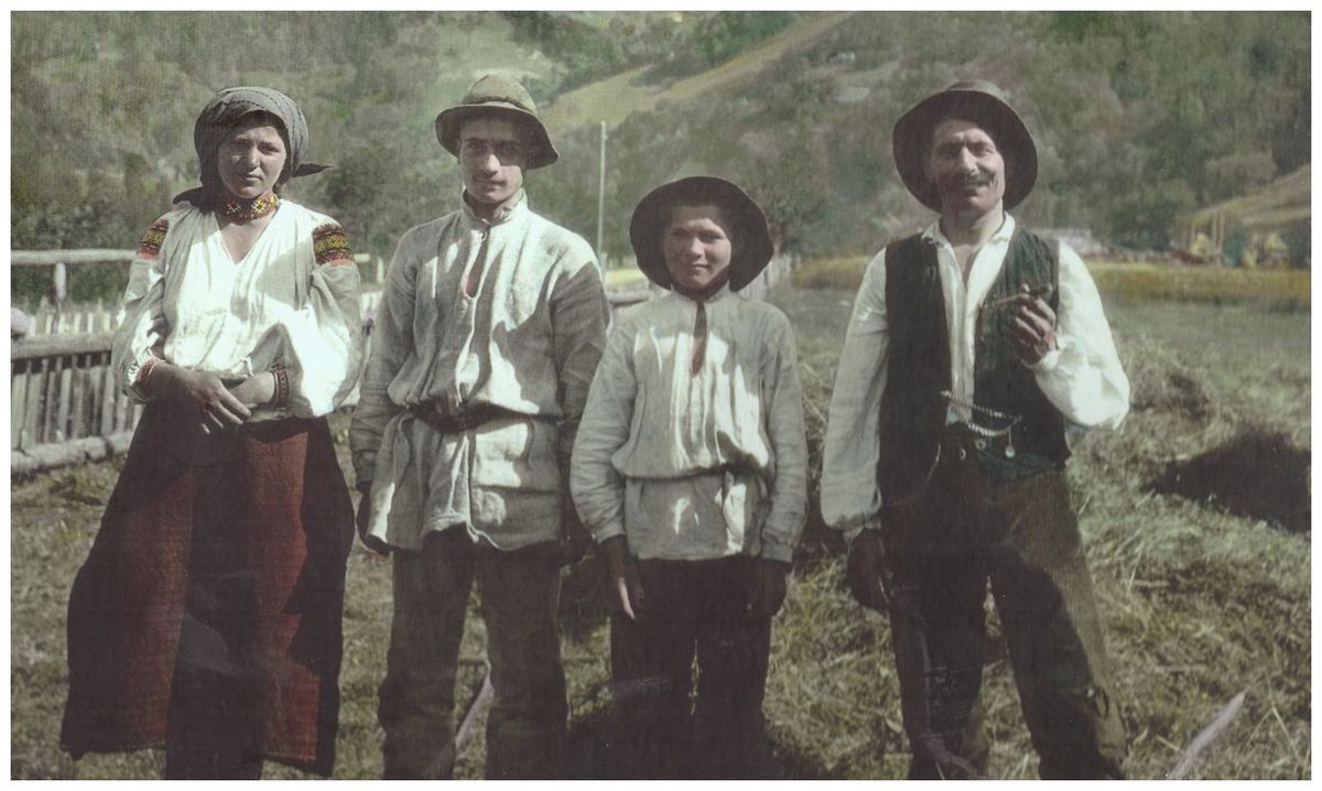 Rodina Podkarpatských Rusínov v krojoch.
