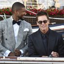 Spevák Usher (vľavo) a Tom Brady nechýbali v Benátkach. 