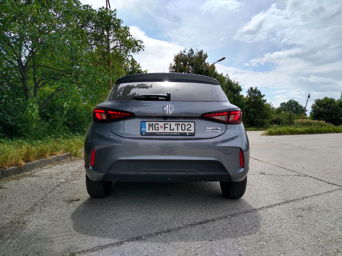 Zadné svetlá sa tvarom podobajú na tie predné.