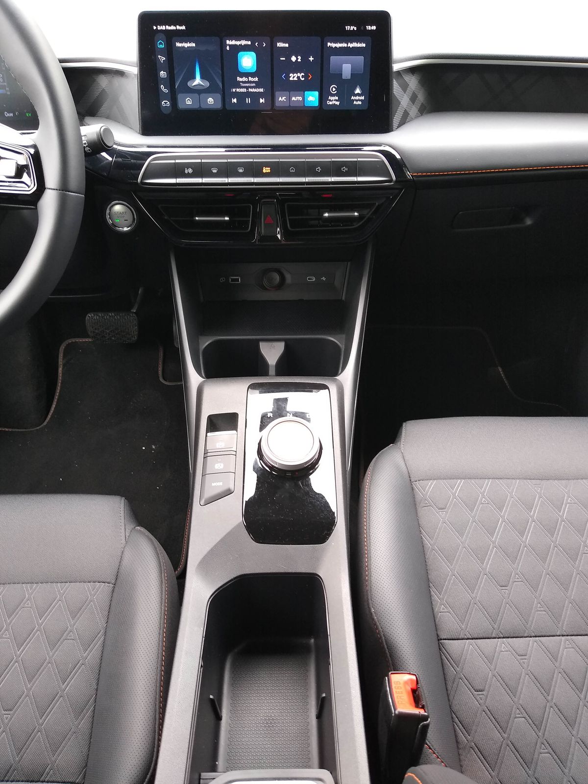 Tlačidlá sa nachádzajú aj pod stredovým...