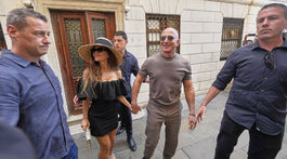 Lauren Sanchez Bezos a Jeff Bezos odchádzajú zo známeho baru Harry's Bar v centre Benátok. 