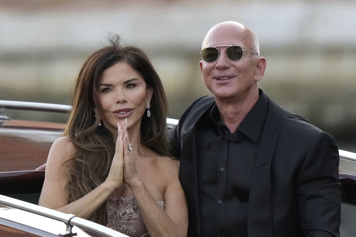 Lauren Sanchez Bezos a jej manžel Jeff Bezos...
