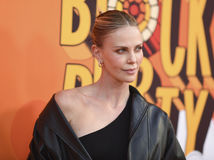 Charlize Theron sa ostro pustila do Chalameta....