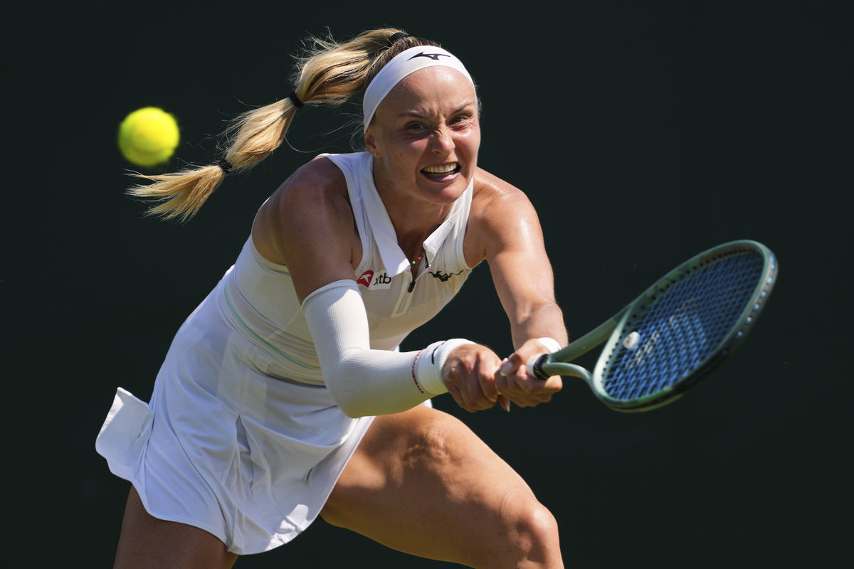 Rebecca Šramková vo Wimbledone 2025.