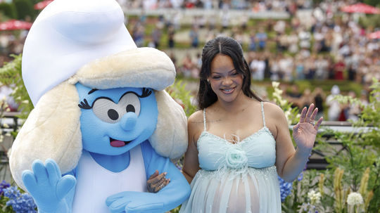 Speváčka Rihanna so Šmoulinkou na slávnostnej...