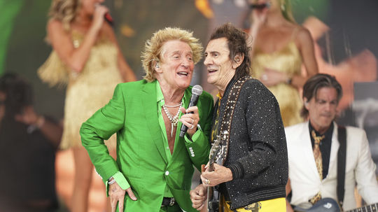 Vľavo spevák Rod Stewart (80) a gitasrista...