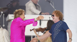 Rod Stewart (vľavo) a spevák Mick Hucknall 