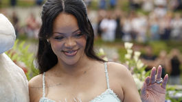 Speváčka Rihanna pózuje fotografom s odhaleným bruškom. 