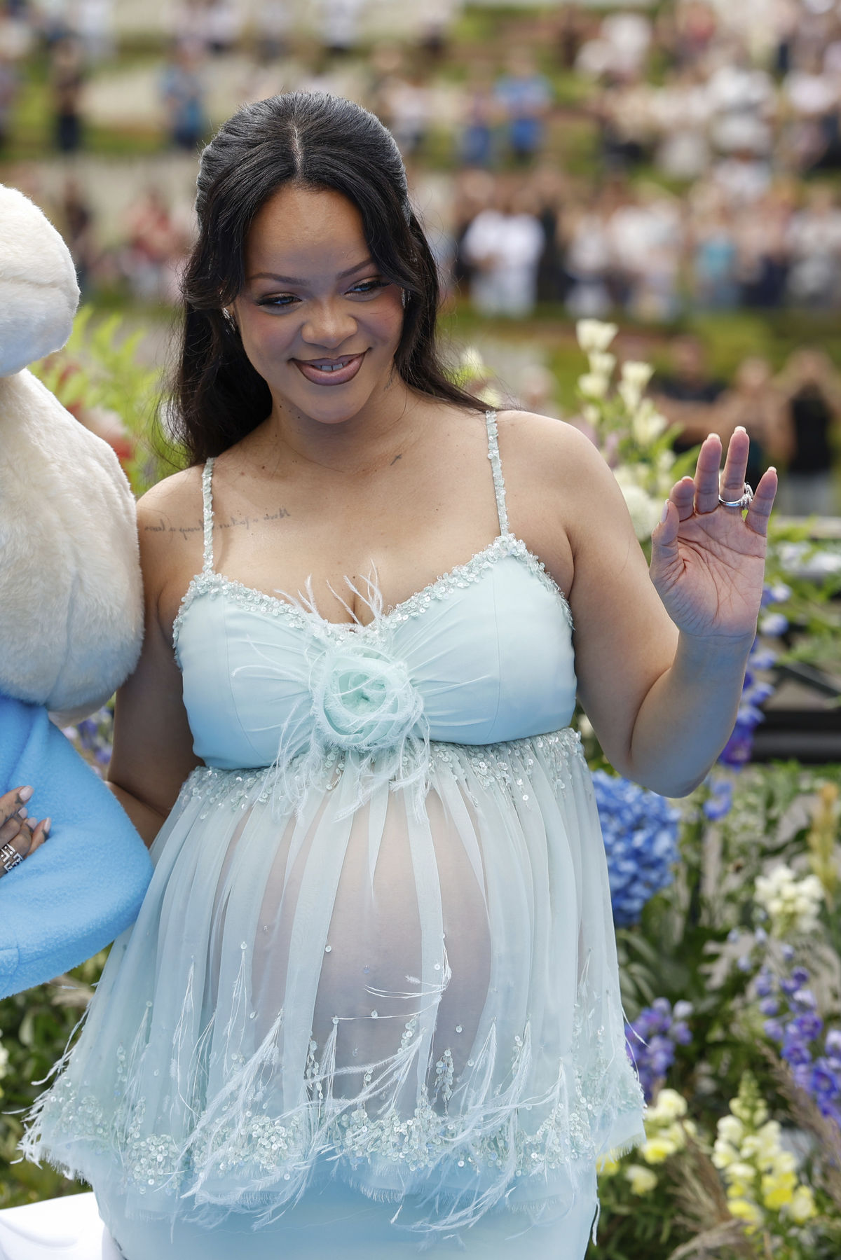 Speváčka Rihanna pózuje fotografom s odhaleným...