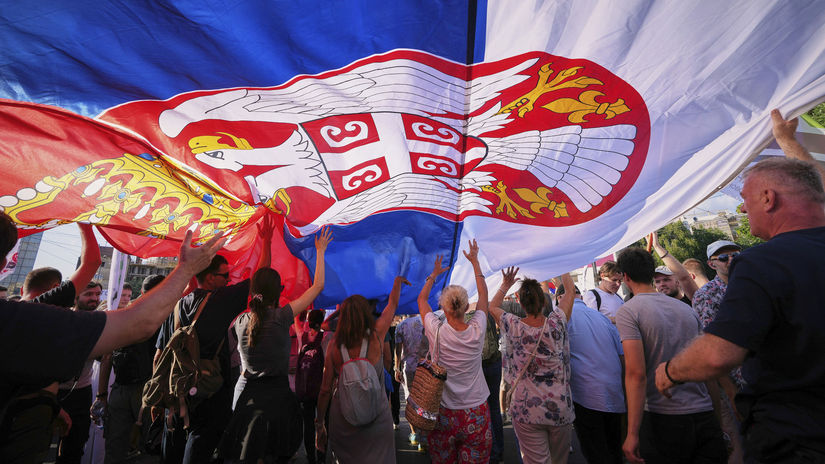 Srbsko protest demonštranti vlajka