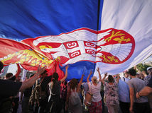Srbsko protest demonštranti vlajka