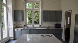 Záber na menšiu kuchyňu vily v Louveciennes,...