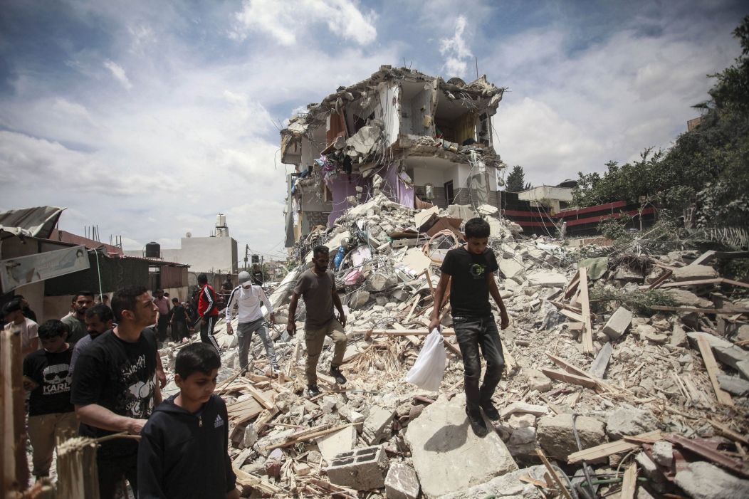 Palestínčania prehľadávajú trosky domu v meste...