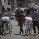 Palestínčania s humanitárnou pomocou v Pásme Gazy