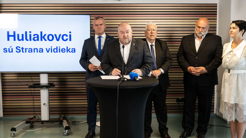 Poslanci NR SR zľava Roman Malatinec, minister...