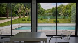 Súčasťou vily v Louveciennes je aj bazén a...