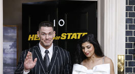 Herec John Cena a jeho manželka Shay Shariatzadeh.
