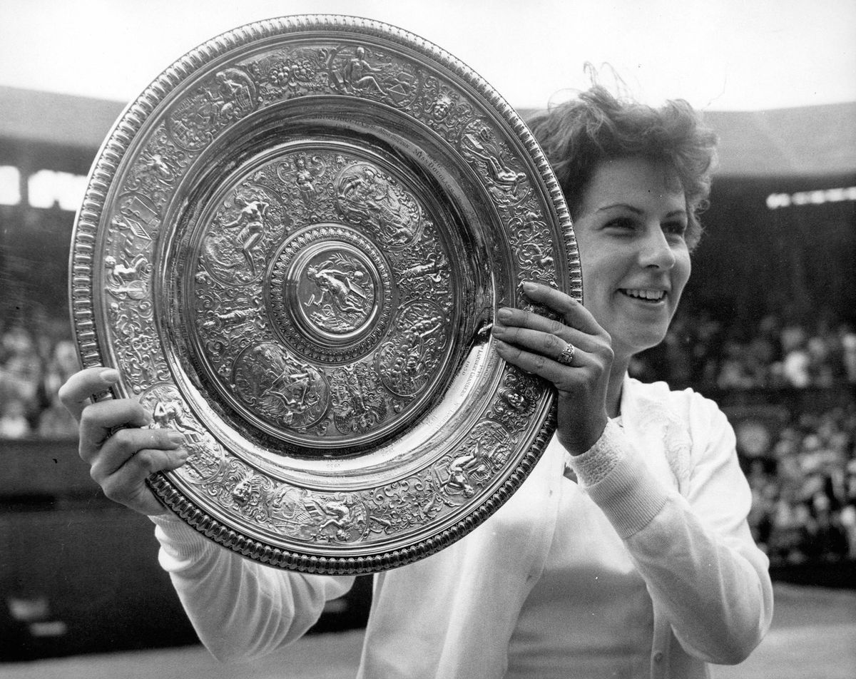 Margaret Courtová s wimbledonskou trofejou.
