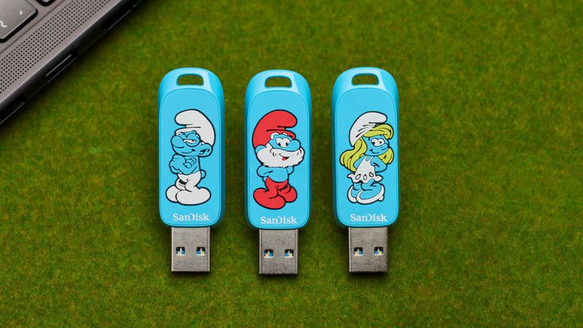 SNDK Smurfs USB Lifestyle Image 17