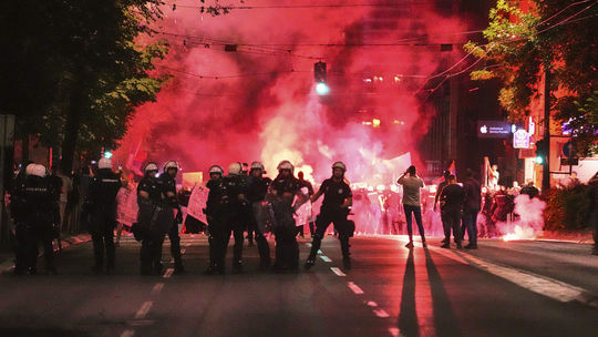 Na snímke poriadková polícia počas demonštrácie...
