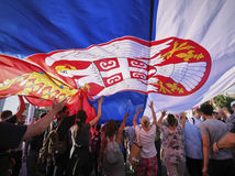 Srbsko protest demonštranti vláda voľby predčasné, vlajka