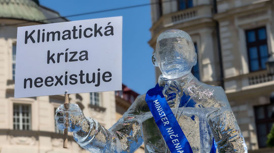 Greenpeace osadili pred budovou Ministerstva...