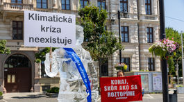 Greenpeace osadili pred budovou Ministerstva...