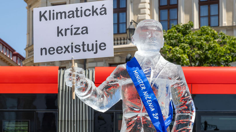 Greenpeace osadili pred budovou Ministerstva...