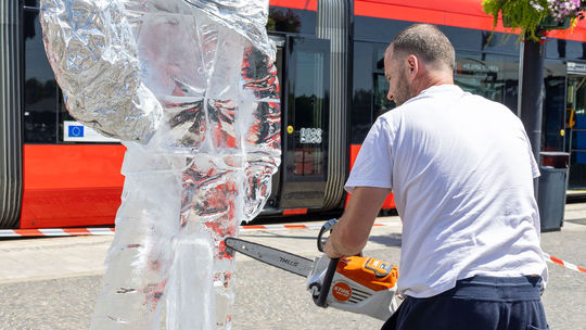 Aktivisti vytesali z ľadu Tarabu, v horúčavách sa roztopil. Toto nie je obyčajné teplo, hovoria. Minister reagoval