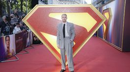 Herec Nicholas Hoult prišiel na premiéru v kreácii Bottega Veneta. 