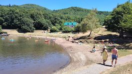 Voda je momentálne od brehu pláže na Počúvadle...