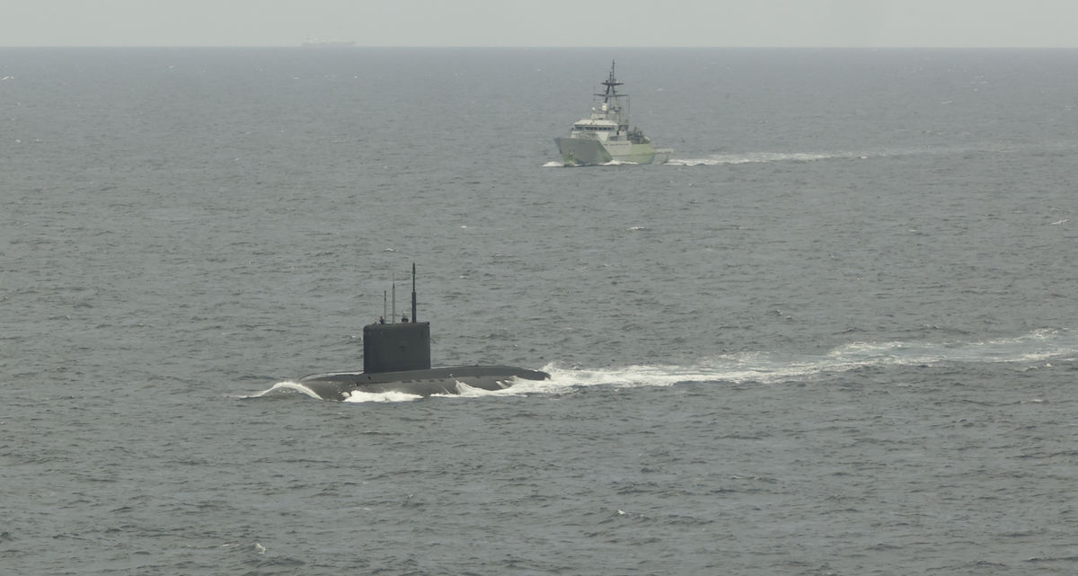 ponorka RFS Novorossijsk, britská vojnová loď...