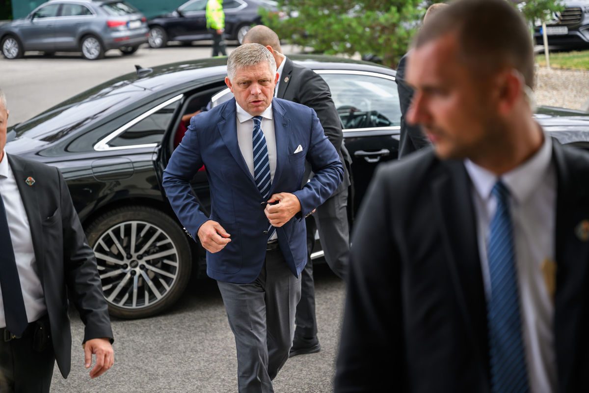 Predseda vlády SR Robert Fico prichádza na...