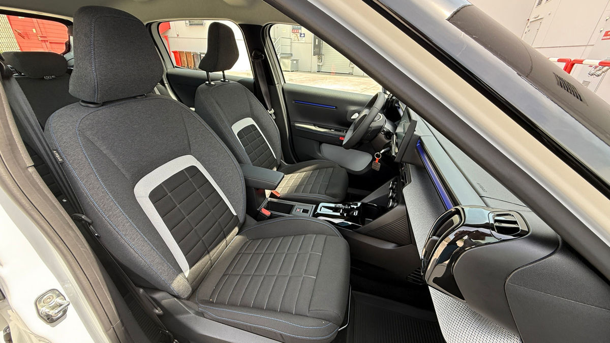 Sedadlá vpredu sú pohodlné a auto nás príjemne...