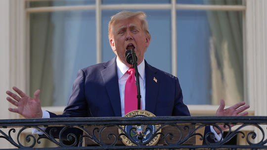 Trump rozposiela colné hrozby, nie však všetkým. EÚ list s vyššími sadzbami nedostane, píše Reuters 