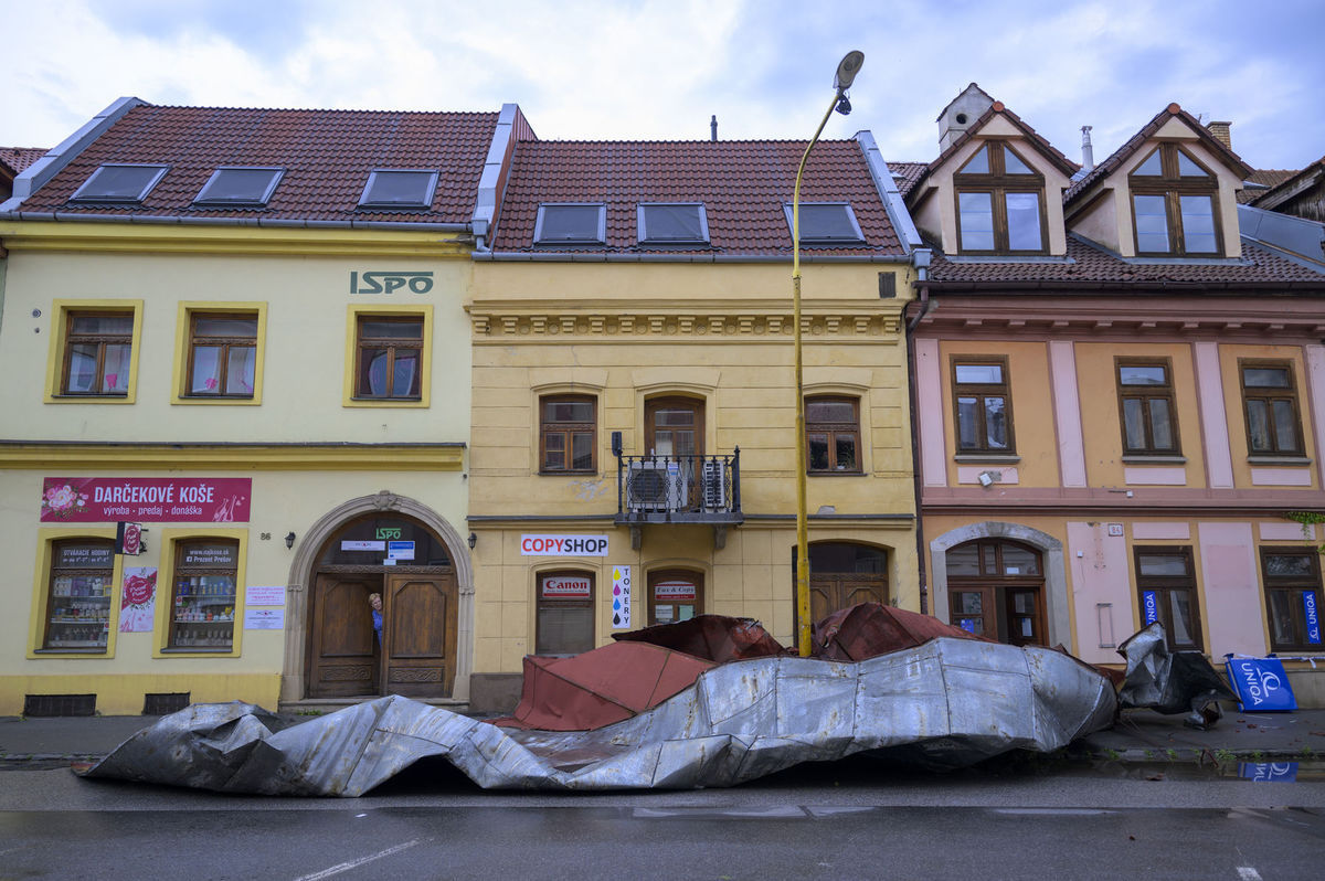 Búrka spustošila mesto, strhnuté strechy ležia na zemi. Štát sa otočil chrbtom: pre byrokratickú chybu si Medzev škody platí sám