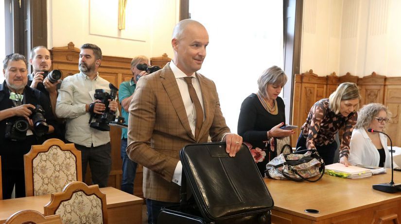 David Lindtner (uprostred), právny zástupca...