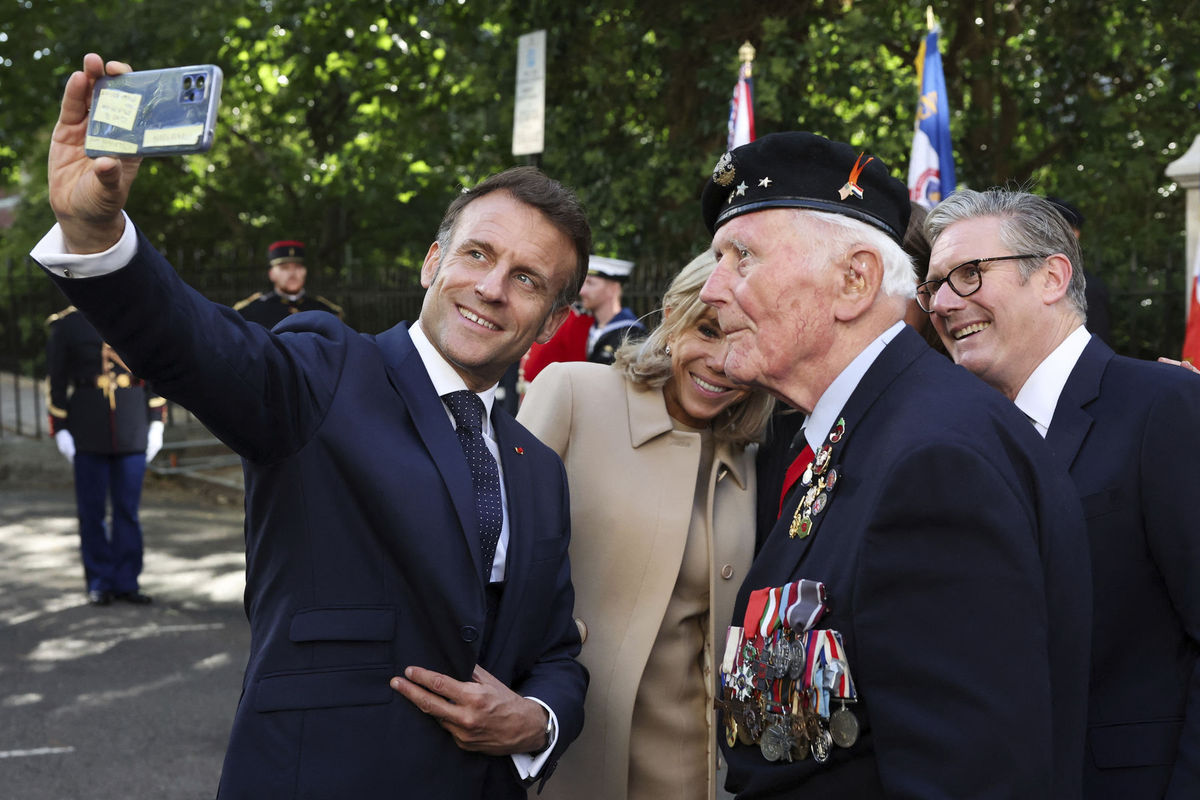 Francúzsky prezident Emmanuel Macron si robí...