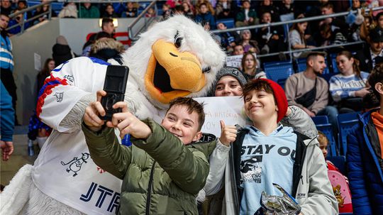 Ako budú vyzerať nové dresy? Zostáva Harvy maskotom? Koľko stoja permanentky? Šéfovia HC Slovan reagujú na novinky