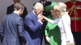Britain Kráľ Karol III. bozkáva ruku Brigitte Macronovej.