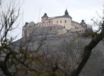 Severom sa preženú masívne lejaky, SHMÚ sa obáva najhoršieho, vydal najvyššiu výstrahu. Búrka zničila strechu hradu Krásna Hôrka