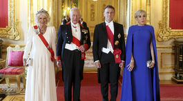 Kráľovná Camilla v róbe od Fiony Clare a kráľ Karol III.