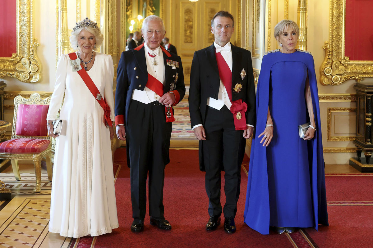 Kráľovná Camilla v róbe od Fiony Clare a kráľ...