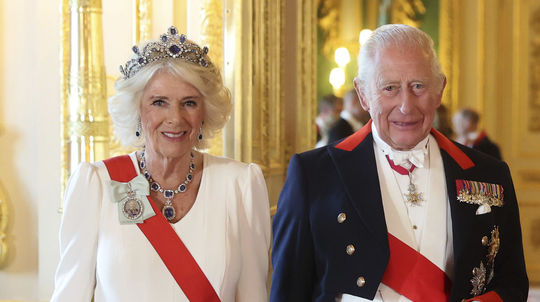 Kráľovná Camilla v róbe od Fiony Clare a kráľ...