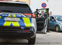 Polícia / Policajné auto /