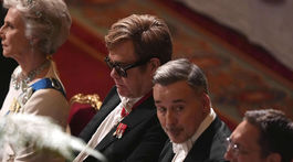 Spevák Elton John a jeho manžel David Furnish boli medzi čestnými pozvanými hosťami. 