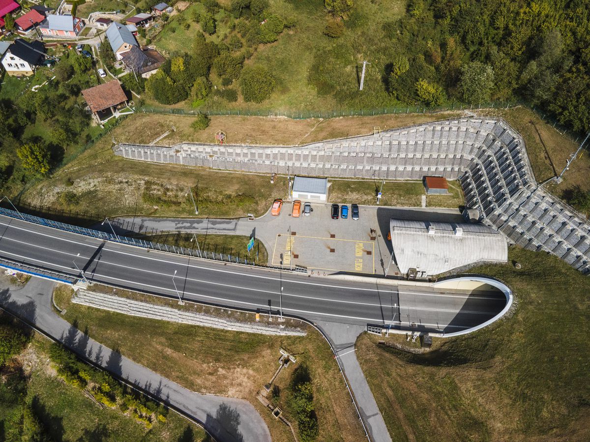 Práce sú aj v úseku pred tunelom Horelica,...