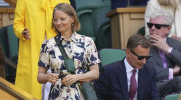 Herečka Jodie Foster prichádza na tenisový zápas. 